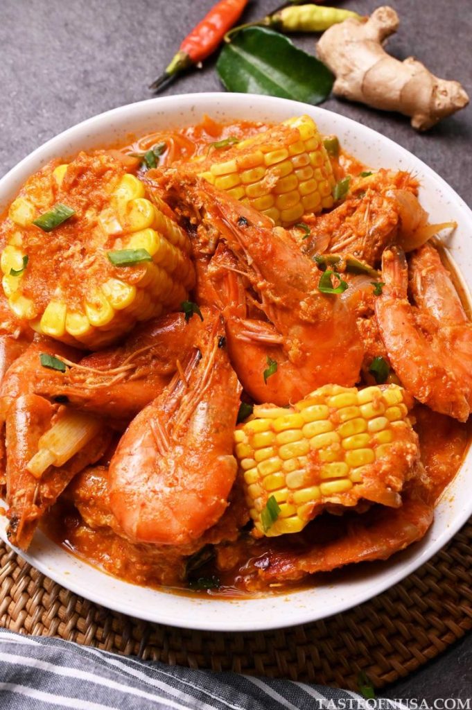 Mastering the Art of Cooking Giant Freshwater Prawns with Savory Padang Sauce